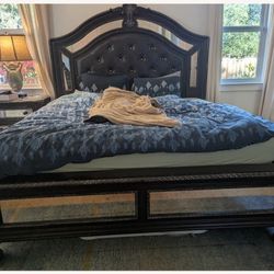 Pulaski "Reflexions" King Bedroom Set Furniture - 5 Pieces - Excellent Condition