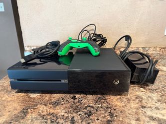 X BOX ONE 500 GB CONSOLE WITH CONTROLLER AND CABLES INCLUDING 3 GAMES PLAYING GREAT