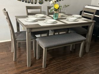 Dinner table sets