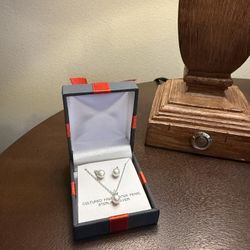 Cultured freshwater pearl necklace earring set 