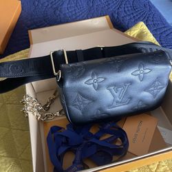 Louis Vuitton Bubblegram Wallet On Strap