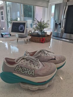 HOKA TENIS SHOES