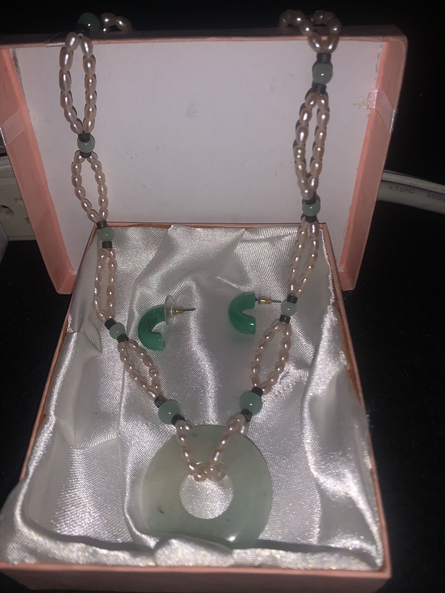 Beautiful Jade Color Necklace And Earrings.