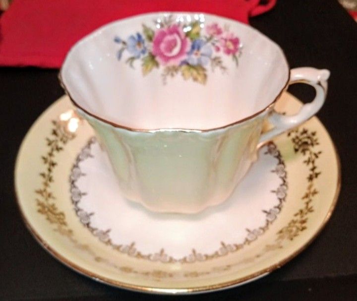 Vintage Royal Grafton Pattern #7052 (Rare) Beautiful Gilt Floral Soft Yellow Fine Bone China 'Made In England' 1 Tea Cup & Saucer, No Chips Or Cracks 