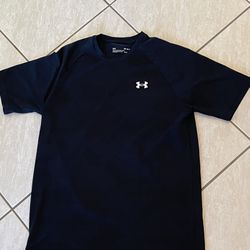 Under Armor Women’s Loose Medium Heat Gear All Black Camo Mesh T Shirt 