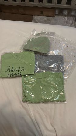Baby clothes brand new 0-3 mos