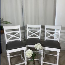 3 White High Chairs / Stools / Sillas Altas