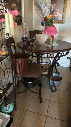Round Table With with four chairs