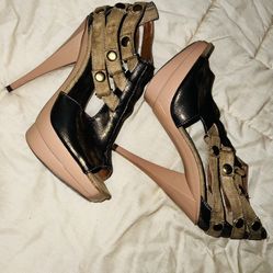 very nice women’s high hills 👠 shoes size (8) like new only $15 