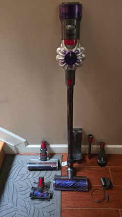 Dyson V8