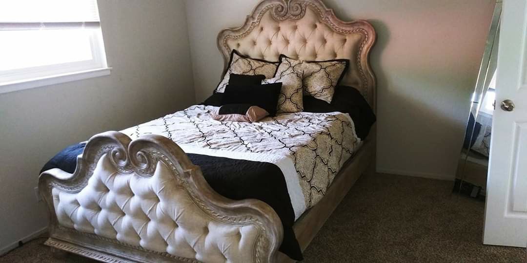 $1500 4 months old 4 pieces Queen size Pulaski bedroom set with new mattress #{contact info removed}