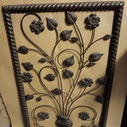 Pretty 30" x 20"  Iron Look Metal Scroll Floral Vase Flower Bouquet Home Wall Decor