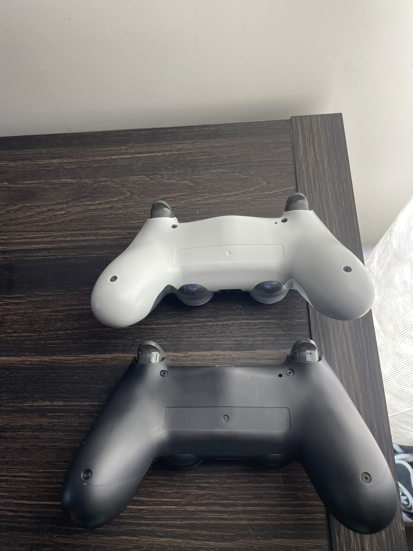  USED PlayStation 4 (2 Controllers)