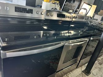 Whirlpool Electric Stove 5 burners single oven.