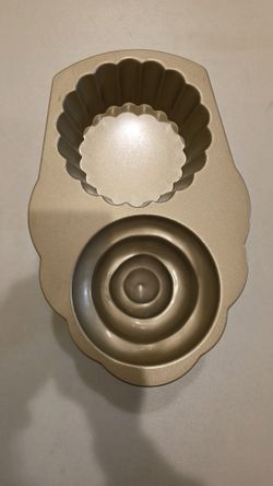 Cake pan 10 cups/ 2.4 liters.