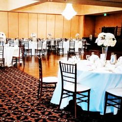Table cover , vase, fresh flowers