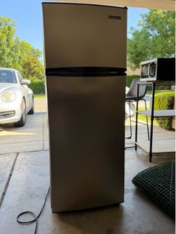 Thomson TFR725 Apartment Sized Refrigerator