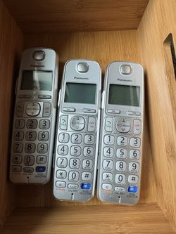 Panasonic cordless phone with two extensions and charging accessories