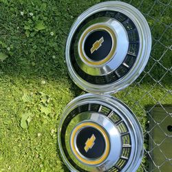 Pair Of CHEVROLET C30 DUALLY TRUCK 16" REAR HUBCAPS GM 349040 HOLLANDER 3109