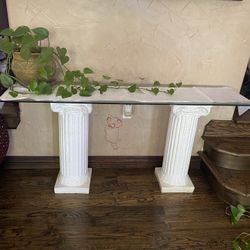 columnas y vidrio y planta natural 