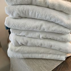 6 Large Bath Towels.Hotel Quality New Condition,$6.00 Each 