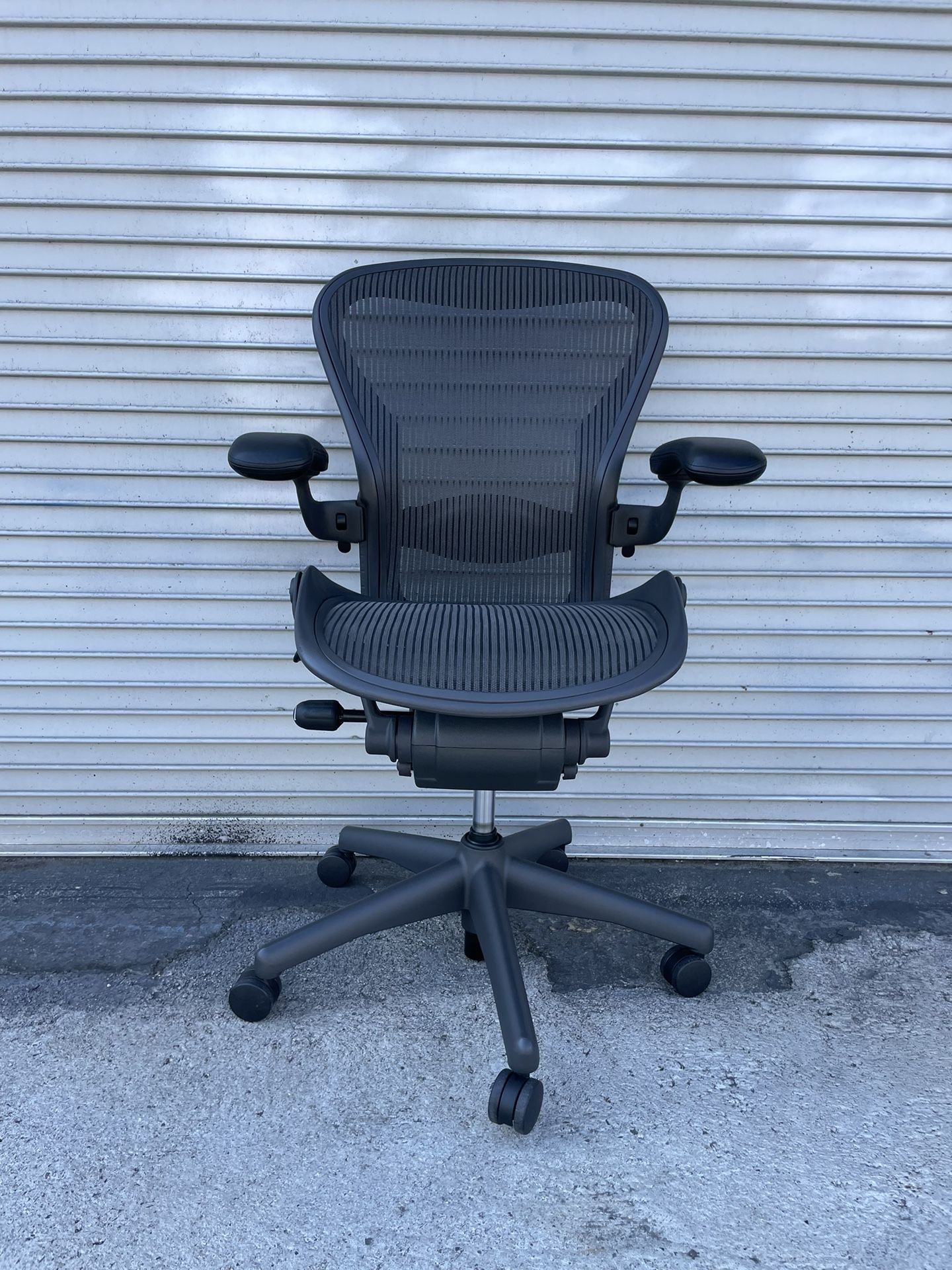HERMAN MILLER CLASSIC AERON SIZE B FULLY LOADED CHARCOAL GRAY WITH LEATHER ARM PADS DELIVERY AVAILABLE FO A FEE