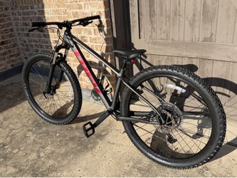 Trek Marlin 5 Gen 3 27.5” Mountain Bike – Excellent Condition – $600 OBO