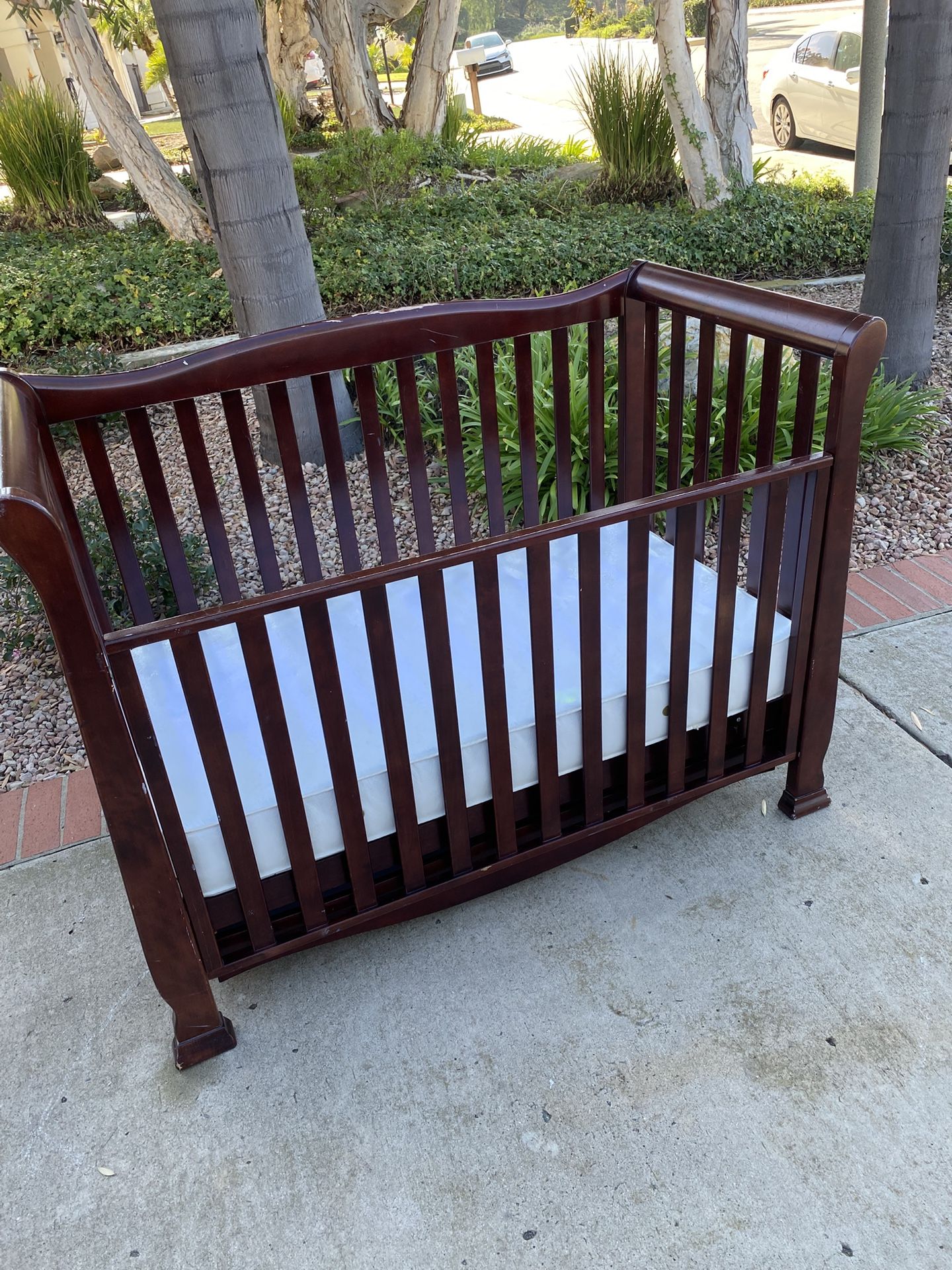 Bellini Crib with Petunia Pickle bottom Diaper Bag