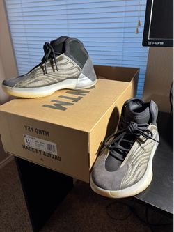 Yzy qntm size 11.5