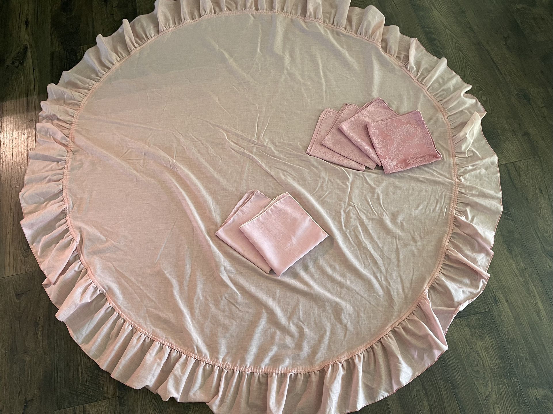 Round Table Cloth with 6 Table napkins 