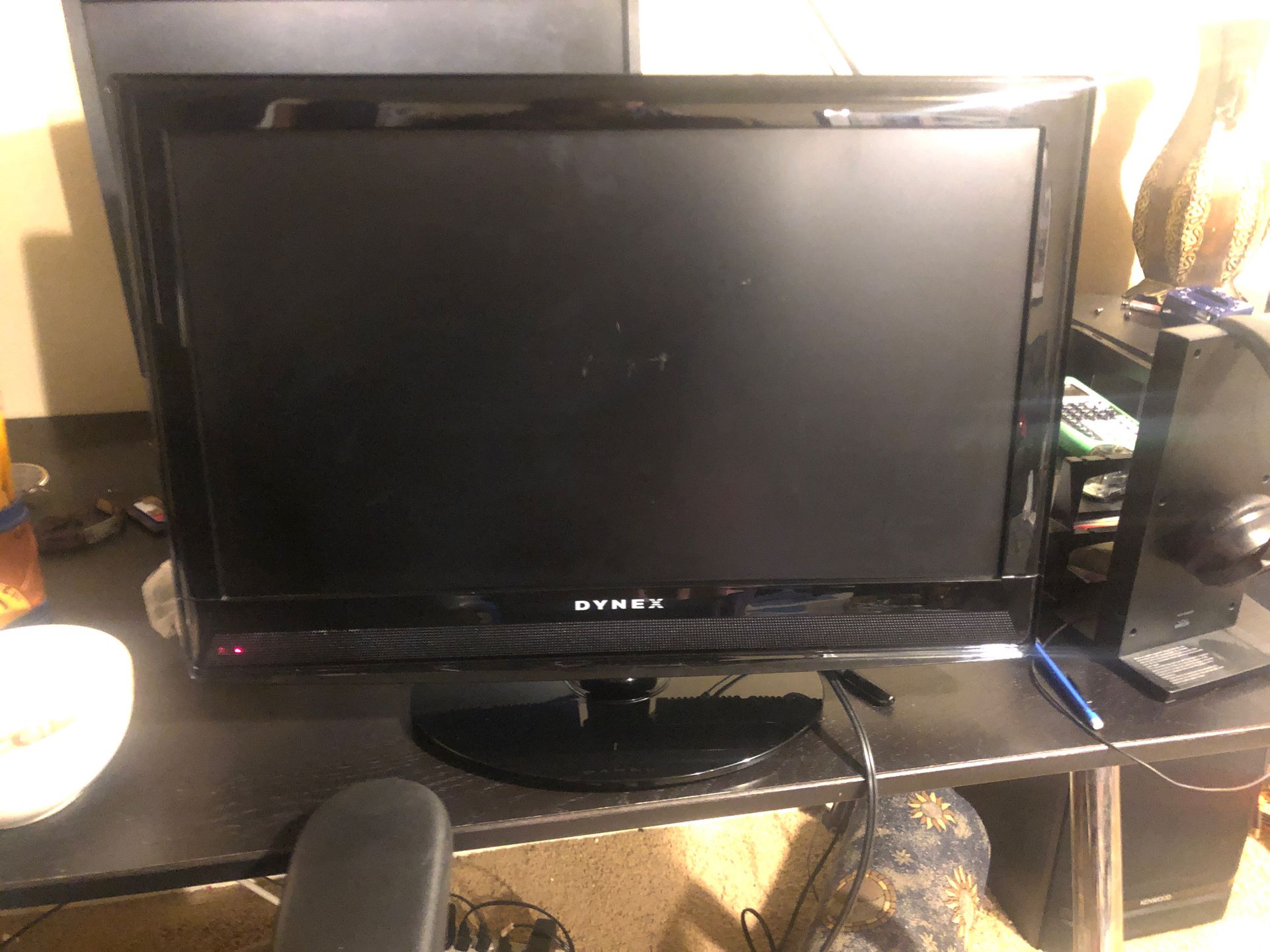 Beautiful color Dynex 27 inches tv in excellent condition