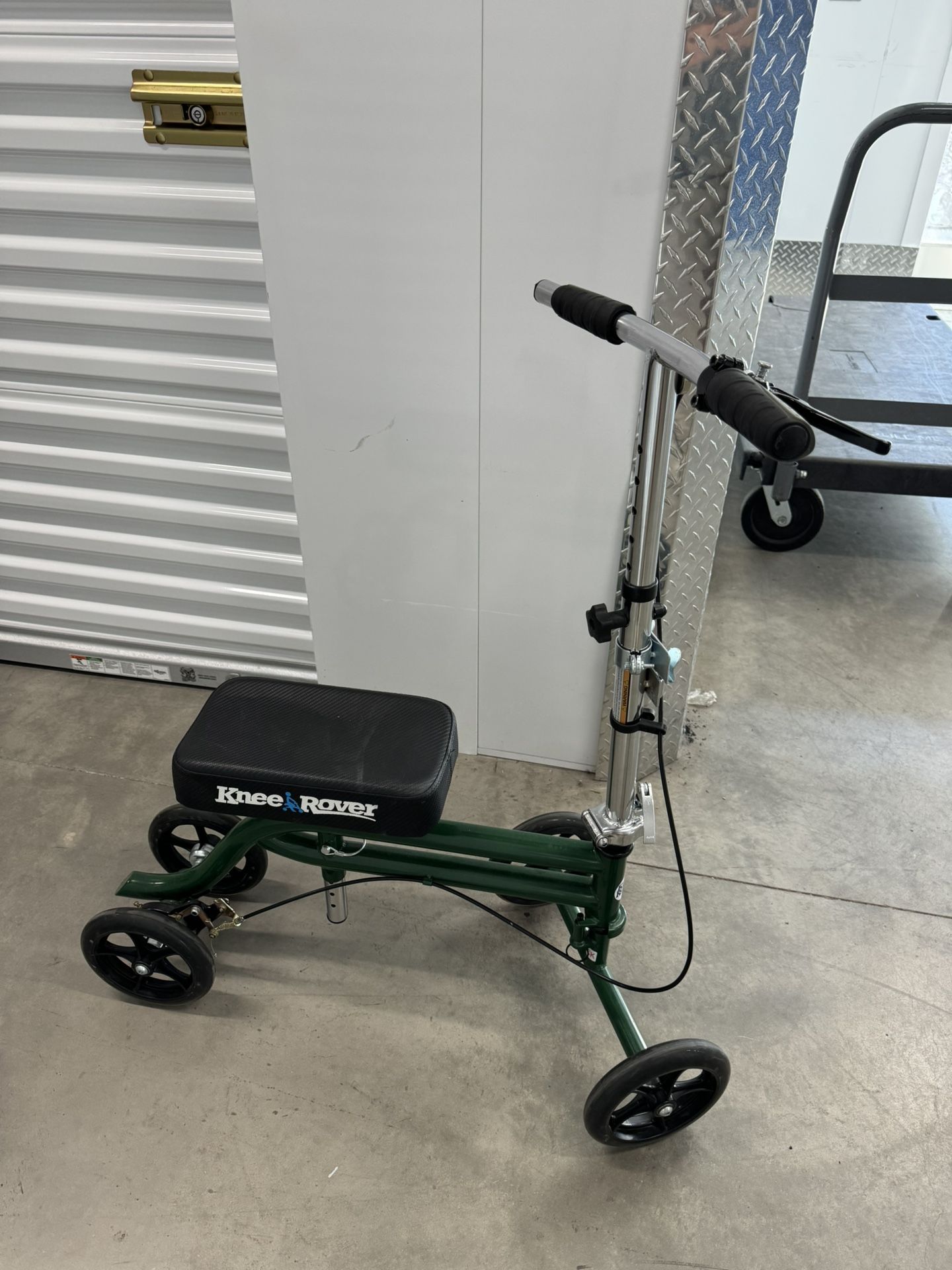 Knee scooter with Storage Basket