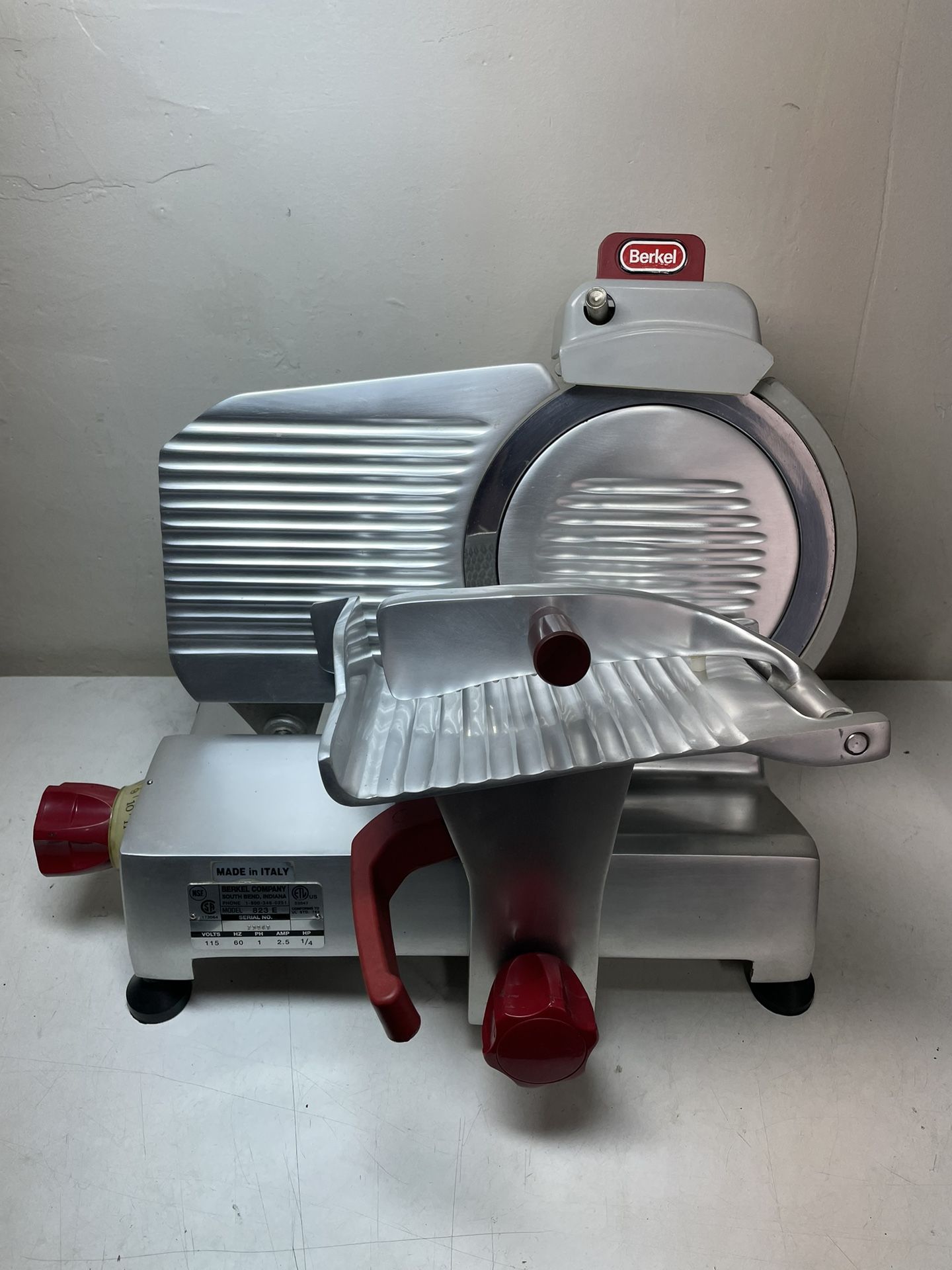 Berkel 823E 9" Manual Gravity Feed Meat Slicers