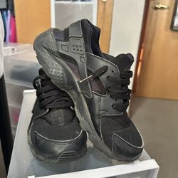 Black Nike Huaraches 