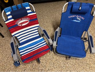 2 adjustable beach chair with 2 umbrellas