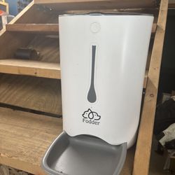 LOW PRICE MOVING- $220 + TAX RETAIL LARGE AUTOMATIC DOG OR CAT FEEDER 