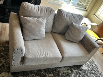 🔥 Beige Loveseat – LIKE NEW – $80 🔥