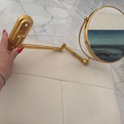Magnifying mirror
