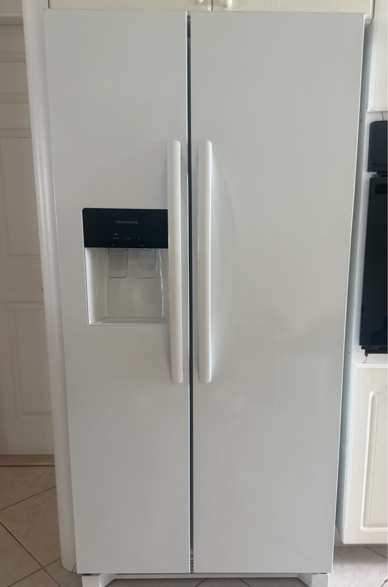 Frigidaire 22.3 ft.³ side-by-side refrigerator