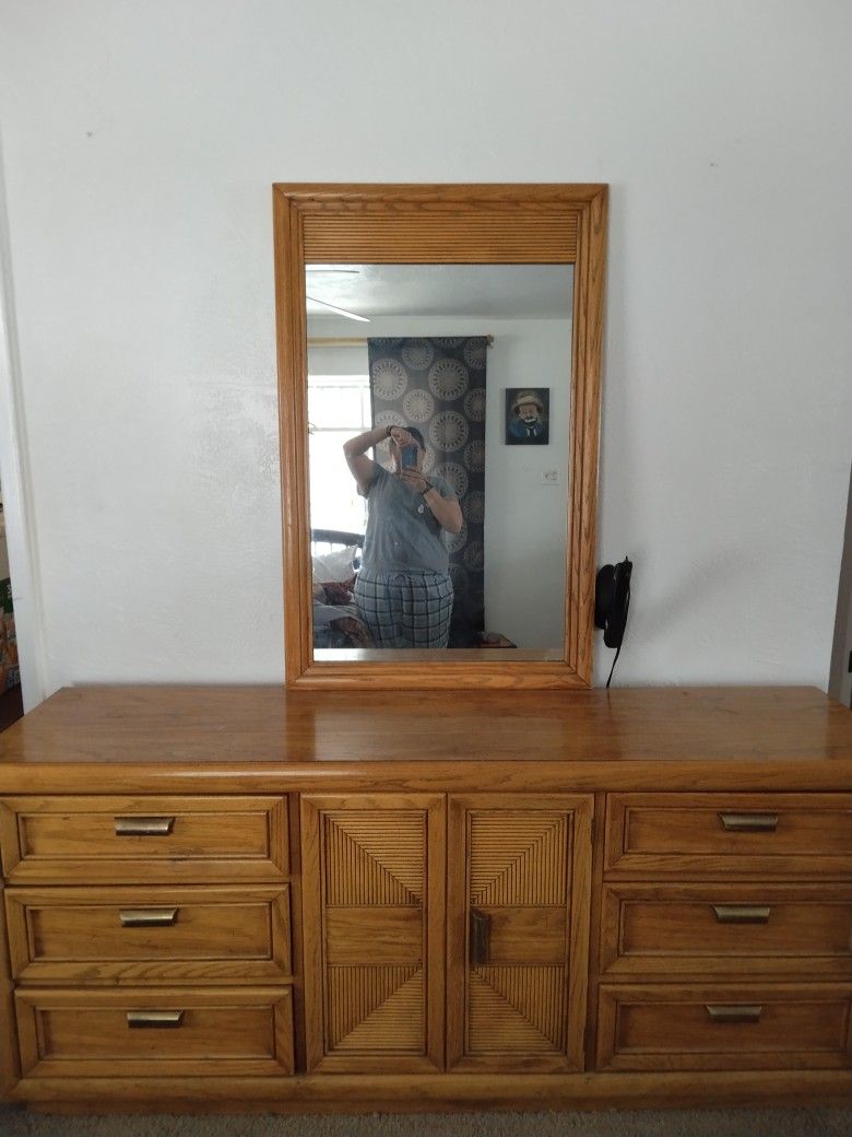 Dresser With Mirror 