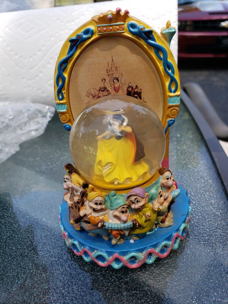 Disney snowwhite snowglobe. Look at pictures