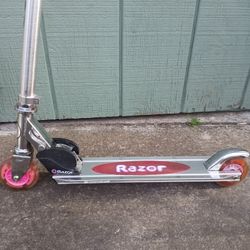 Razor Foldable Scooter With Light Up Wheels