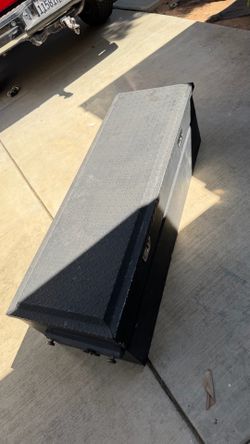 Truck tool box