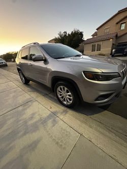* EN VENTA *  * 2019 JEEP CHEROKEE LATITUDE**  * 87770 MILES *  * 2 ROWS SEATINGS *  * CORRE Y MANEJA BIEN*