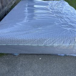 New Queen Size Tuft & Needle Mint Mattress 