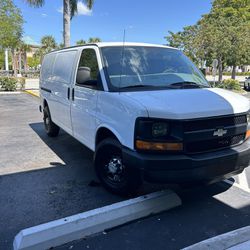 CHEVY EXPRESS 4.8 2500.  CLEAN TITLE IN  HANDS 