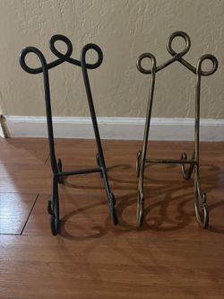 Set Of 2 Wrought Iron Easels Measuring 14:5 Inches Tall