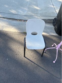 Free on curb in Eastvale - Plastic Chair
