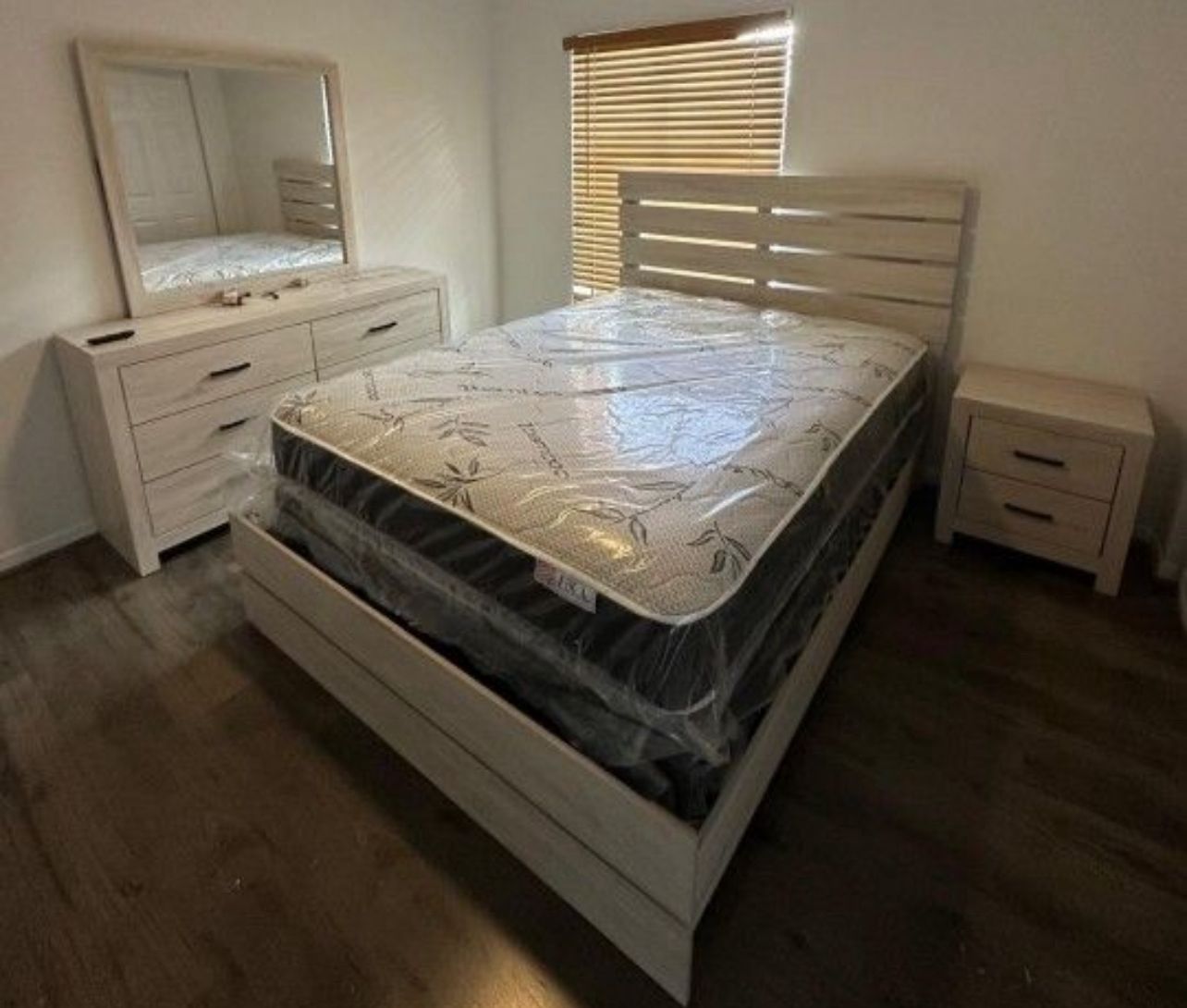 Queen Set Bedroom Set New 4 Pcs Wood Panel Bedroom $799