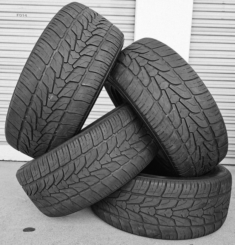 265/50/20 USED TIRE (MOBILE UNTIL 10PM)